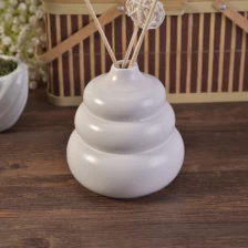 porcelana Blanco único hecho a mano de cerámica botellas difusas wholeasle fabricante