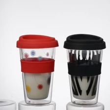 China Großhandel benutzerdefinierte Pyrex Doppelwand Glas Kaffee Tasse mit Silikon Deckel Hersteller