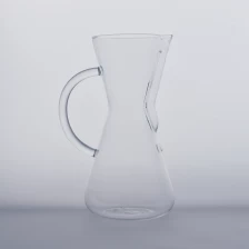 porcelana borosilicato vertiendo sobre el vaso de café fabricante