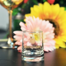 中国 カスタムロゴユニークなショットグラスカップパブ使用のカップ、グラスのガラス製品の小さなショットグラス メーカー