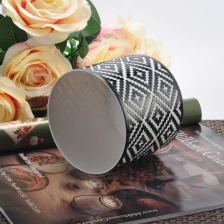 China rodada do decalque padrão quadrado branco no interior do suporte de vela cerâmica fabricante