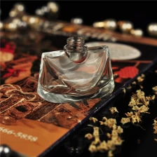 China kundenspezifische Kristall leeres Glas Parfüm-Flasche mit kostenlosen Probe Hersteller