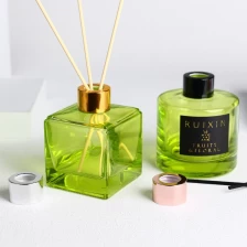 Chine Bouteille de parfum de couleur verte de forme carrée de 200 ML 150 ML, bouteille de diffuseur en verre personnalisée de luxe fabricant