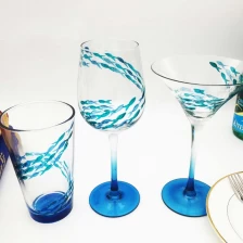 porcelana copas de vino DIY personalizado y diseños únicos de la pintura de vidrio azul con proveedor copa de vino para la venta fabricante