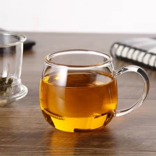 China Gepersonaliseerde creatieve kleine thee glas thee kop en schotel, glas thee mokken fabrikant fabrikant