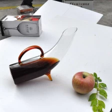 China Decantador de vidro de chifre de boi de design exclusivo com alça, decantador de whisky decanter vidro definido por atacado fabricante