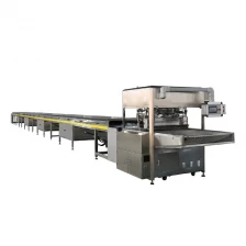 China 900mm High Quality Most Popular Chocolate Coating Machine / Chocolate Enrobing Machine fabricante