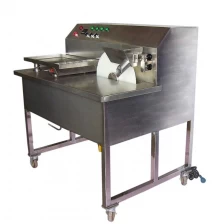 porcelana Small Chocolate Tempering And Moulding Chocolate Forming Machine fabricante