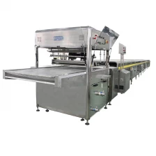 porcelana automatic cake donuts coated chocolate making machine chocolate enrobing machine for sale fabricante