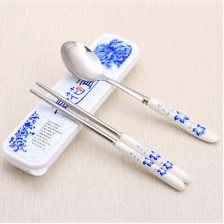 China Hot Sale Chinese stijl blauw en wit porselein handgreep roestvrij staal eetstokjes lepel en vork set fabrikant