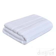 China 100% Cotton Thick Ultra Absorbent Super Soft Oversized White Bath Towel Luxury Extra Large Hotel Towels manufacturer
