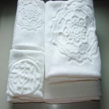 porcelana Toalla de baño suave y blanca 100% algodón, toalla jacquard de hotel fabricante