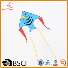 porcelana 2017 Weifang nuevo diseño chino fácil de volar delta cometa en forma de pez fabricante
