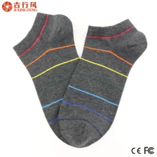 Chine Nouveau style de mode de conception de mens gris chaussettes à rayures, en coton et logo sur mesure fabricant