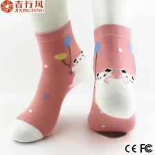 China OEM leverancier China sokken, groothandel aangepaste kleurrijke cartoon patroon jacquard vrouwen breien sokken fabrikant
