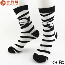 China De populaire stijlen van unieke hoofd patroon breien katoenen mannen sokken fabrikant