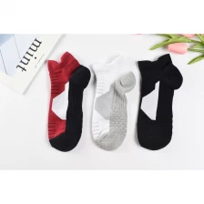 Chine Chaussettes d'athlétisme pour fabricants d'hommes, chaussettes de sport à la mode pour hommes, chaussettes de sport de coton à la cheville fabricant