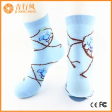 China Baumwolle gestrickte Frauen Socke Hersteller Großhandel benutzerdefinierte niedlichen Cartoon Muster Socken Hersteller