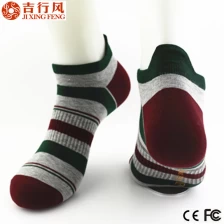 porcelana los hombres de algodón por mayor de alta calidad de rayas calcetines, insignia de encargo y diseño fabricante