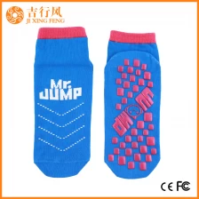 China Novos e bonitos anti-derrapante meias fabricantes atacado personalizado macio antiderrapante meias fabricante