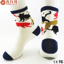 China Großhandel, kundenspezifische Muster weiße hohe Socken Frauen, aus Baumwolle Hersteller