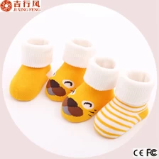 China estilo de moda por atacado, fez dos desenhos animados encantadores e confortável algodão meias recém-nascidos fabricante