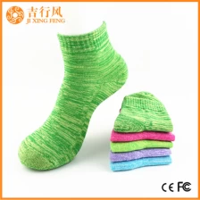 Chine femmes chaussettes coton usine en vrac en gros de haute qualité prix bon marché femmes chaussettes colorées fabricant