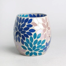 China Kerzenglas mit rosa-blauer Farbgebung und Mosaikoberfläche aus Glas Hersteller