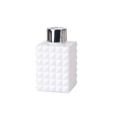 China 100 ml 3,5-Unzen-Diffusorflasche aus geo-geschnittenem, quadratischem, undurchsichtigem, glänzend weißem Glas mit Deckel Hersteller