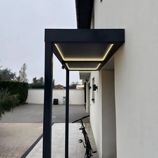 China Maßgeschneiderte Markisen für Eingangstüren und Terrassenüberdachungen aus Aluminiumlegierung für gewerbliche und private Zwecke Hersteller