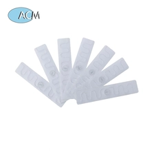 Cina 860-960 MHz Tessuto bianco UHF Abbigliamento RFID Etichetta per lavanderia per il monitoraggio dell'indumento di abbigliamento produttore