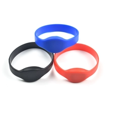 Қытай 13,56 мГц RFID NFC қайта жазылатын жақындық Smart UID өзгермелі 1k s50 блогы 0 жазылатын силикон білезігі фабрикант