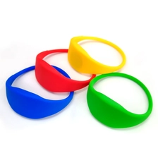 China Personalize o logotipo personalizado 13.56MHz/125kHz Silicone Identification Pulset de pulseira para a escola fabricante