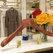 Chine Cintre de jupe en bois d'acajou de luxe populaire de mode avec des clips d'or fournisseur Chine fabricant