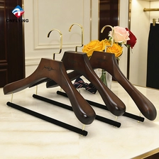 China Premium Vintage Custom Braune Kleiderbügel aus Holz für Erwachsene und Anzüge mit Samtstange Lieferant China Hersteller