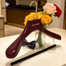 China Bestseller im Suit Store, quadratischer Haken, burgunderfarbenes Holz, maßgeschneiderte Kleiderbügelfabrik China Hersteller