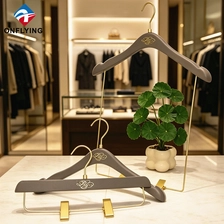 中国 Best Selling Anti-slip Hand-painted Boutique Pants Clips Wood Clothing Hanger Supplier China - COPY - dlu15k メーカー