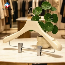 Chine Vente chaude élégant populaire magasin de vêtements de luxe crémeux robe jupe bois cintre usine Chine fabricant