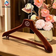 Izitsha zokudlela zebumba uqobozelaIzitsha zokudlela zebumba uqobozela I-Luxury Versatile House Retail Display Ensundu yeVelvet ebushelelezi Egcwele i-Hanger Supplier China umenzizelaumenzizela
