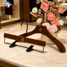 中国 高級ブティック店肩ノッチカスタムカラー滑らかなベルベット植毛ハンガーセット工場中国 メーカー