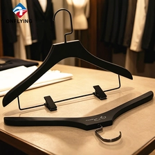 Chine Jupe de chemise de magasin formelle mince de haute qualité, ensemble de cintres en bois massif de marque lisse, fournisseur Chine fabricant