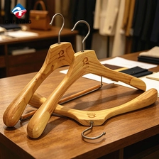 Izitsha zokudlela zebumba uqobozelaIzitsha zokudlela zebumba uqobozela Izingubo ezibushelelezi zekhwalithi ephezulu ezihlala isikhathi eside Ezihlukahlukene I-Solid Natural Oak Wood Hanger Supplier China umenzizelaumenzizela