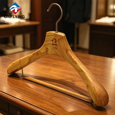 China Homens para guarda-roupa ou garagem usam cabide de madeira lisa de alta qualidade com barra Fornecedor China fabricante