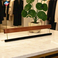 China Langlebige, zuverlässige Fabrik, individuelle Logo-Größen, robuster, moderner Hosenbügel aus Holz, Lieferant China Hersteller