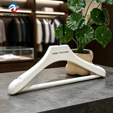 porcelana Percha de ropa de madera blanca sólida, brillante, lisa, pulida y de lujo con barra Proveedor China fabricante