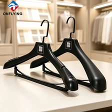 porcelana Fábrica de encargo plástica negra robusta de la suspensión del traje de los hombres anchos de alta calidad al por mayor del hombro China fabricante