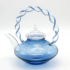 Chine Théière en borosilicate bleu résistant à la chaleur avec poignée en spirale et infuseur en verre amovible fabricant