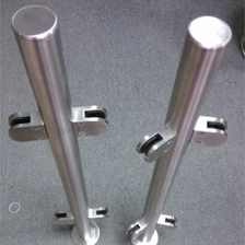 China 316 marine grade brushed stainless steel glass balustrade posts with glass clamps and cap plates Hersteller