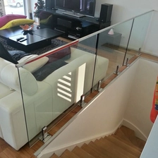 Cina Design di ringhiera di 8K polacco in acciaio inox 316L mini corrimano superiore vetro frameless produttore