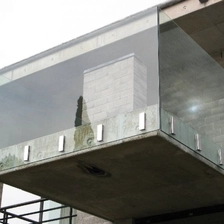 Chiny Architektura Boczne mocowanie Szklany kielich do balkonu Framelsss Szklany balustrad Design producent